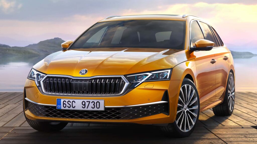 Skoda Octavia 2024 frontal amarillo